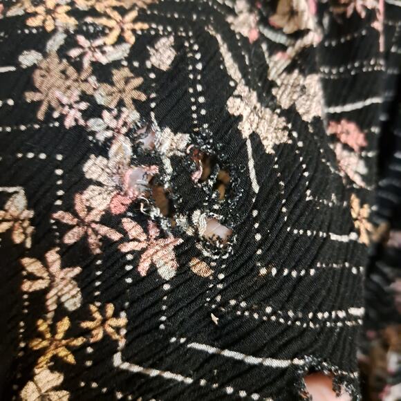 Maurices 3/4 Sleeve Tunic Size MD.. Keyhole Front Fasten.. Black Floral Print - Picture 4 of 8